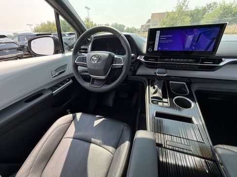 Used 2026 Toyota Sienna XSE AWD/4WD image 18