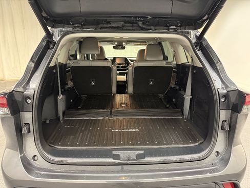 Used 2022 Toyota Highlander XLE AWD/4WD image 6