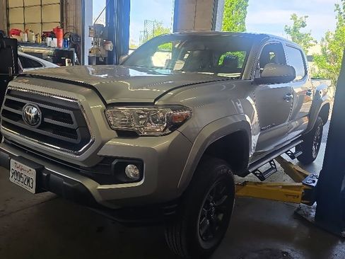 Used 2022 Toyota Tacoma SR5 w/ Technology Package AWD/4WD image 2