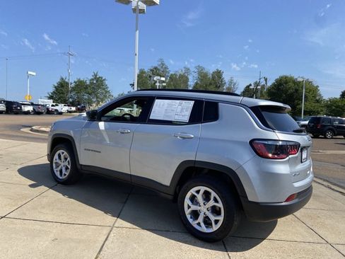 Used 2024 Jeep Compass Latitude AWD/4WD image 8