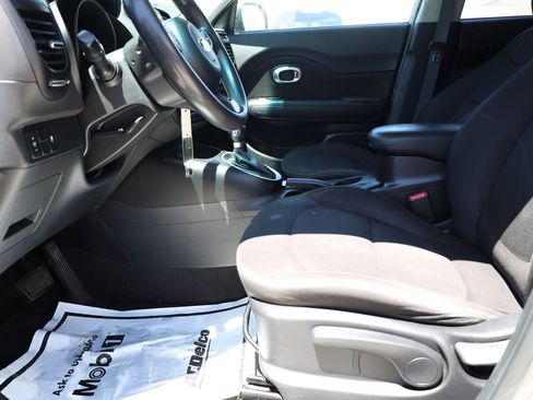 Used 2016 Kia Soul FWD image 11