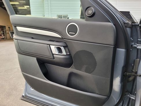 Used 2020 Land Rover Discovery Landmark image 25