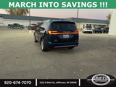 Used 2022 Chrysler Pacifica Touring-L image 13