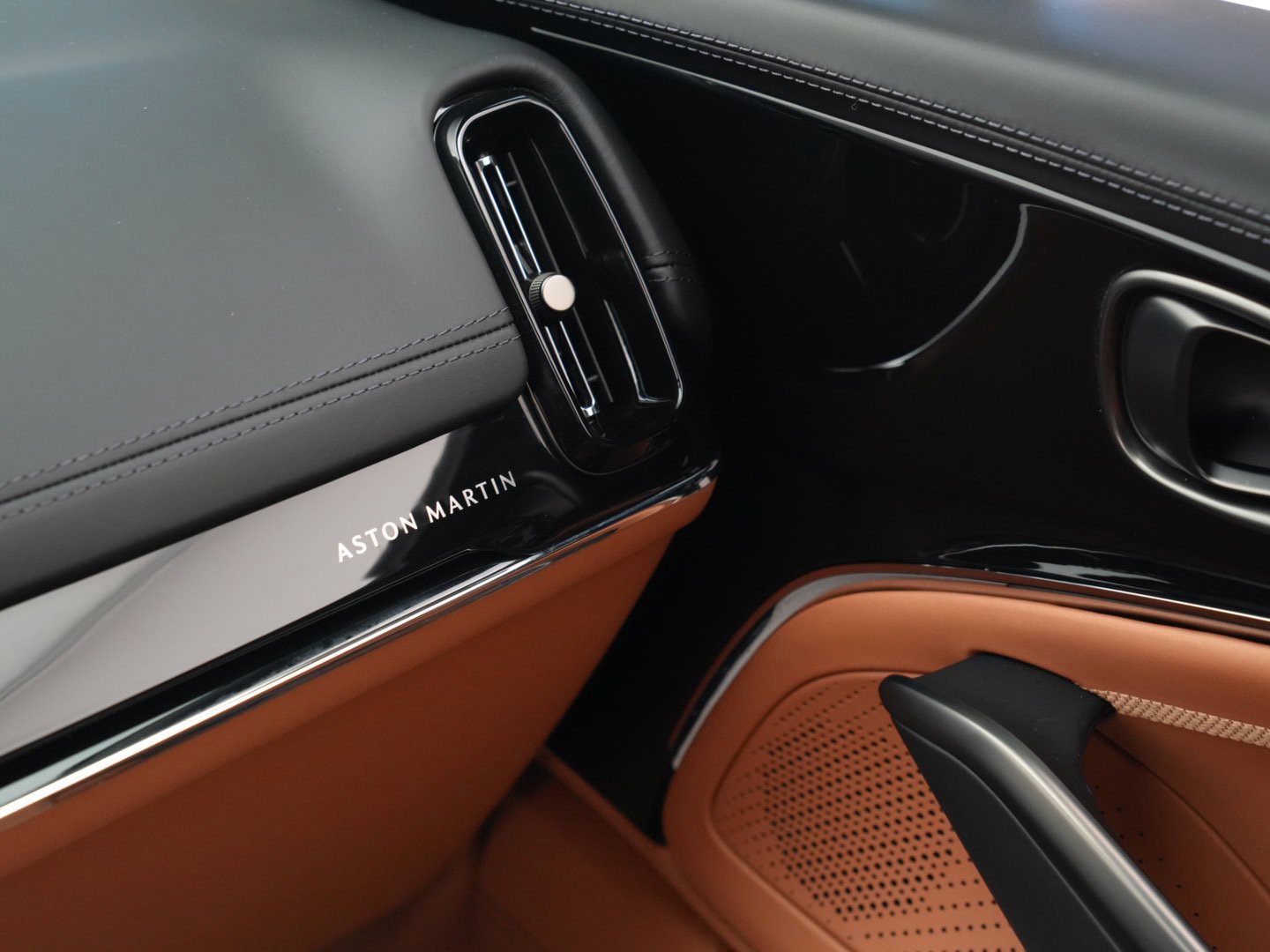 Used 2025 Aston Martin DBX 707 AWD/4WD image 31