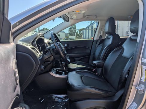 Used 2017 Jeep Compass Latitude w/ Popular Equipment Group FWD image 5
