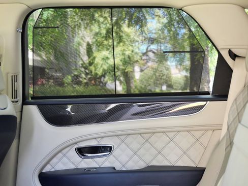 Used 2022 Bentley Bentayga AWD/4WD image 17