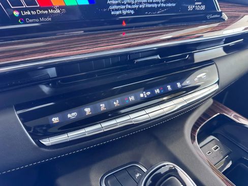 Used 2021 Cadillac Escalade Premium Luxury image 40