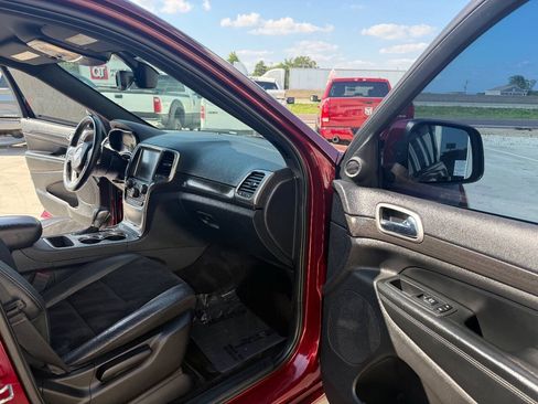 Used 2017 Jeep Grand Cherokee Altitude AWD/4WD image 15