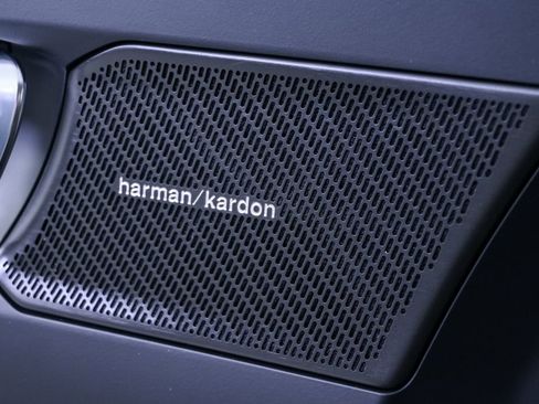 Certified 2025 Volvo XC40 B5 Plus image 9