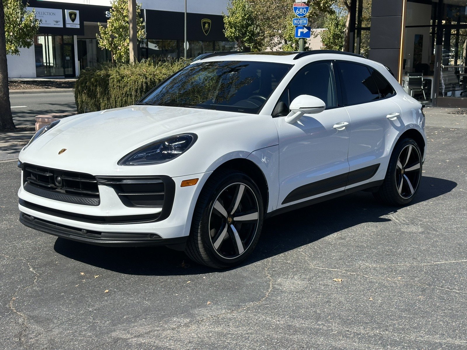 Used 2023 Porsche Macan AWD/4WD image 3