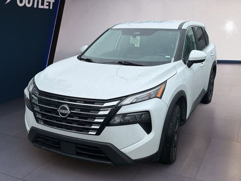 Used 2024 Nissan Rogue SV image 1