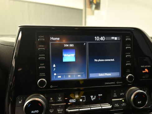 Used 2020 Toyota Highlander XLE image 12