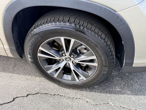 Used 2016 Toyota Highlander XLE image 15