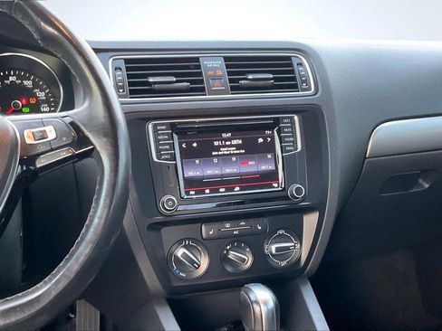 Used 2017 Volkswagen Jetta SE image 6