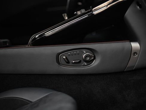 Used 2025 Aston Martin V8 Vantage Coupe image 38