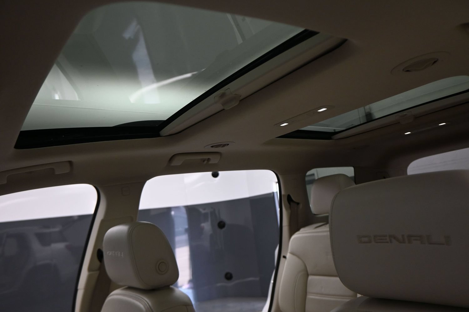 Used 2023 GMC Acadia Denali w/ Denali Ultimate Package FWD image 19
