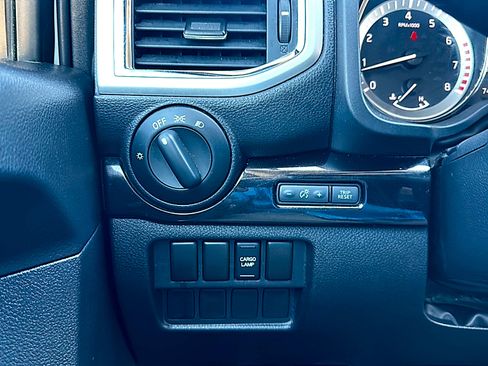 Used 2019 Nissan Titan SV image 35