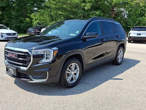 Used 2024 GMC Terrain SLE w/ Driver Convenience Package FWD image 4