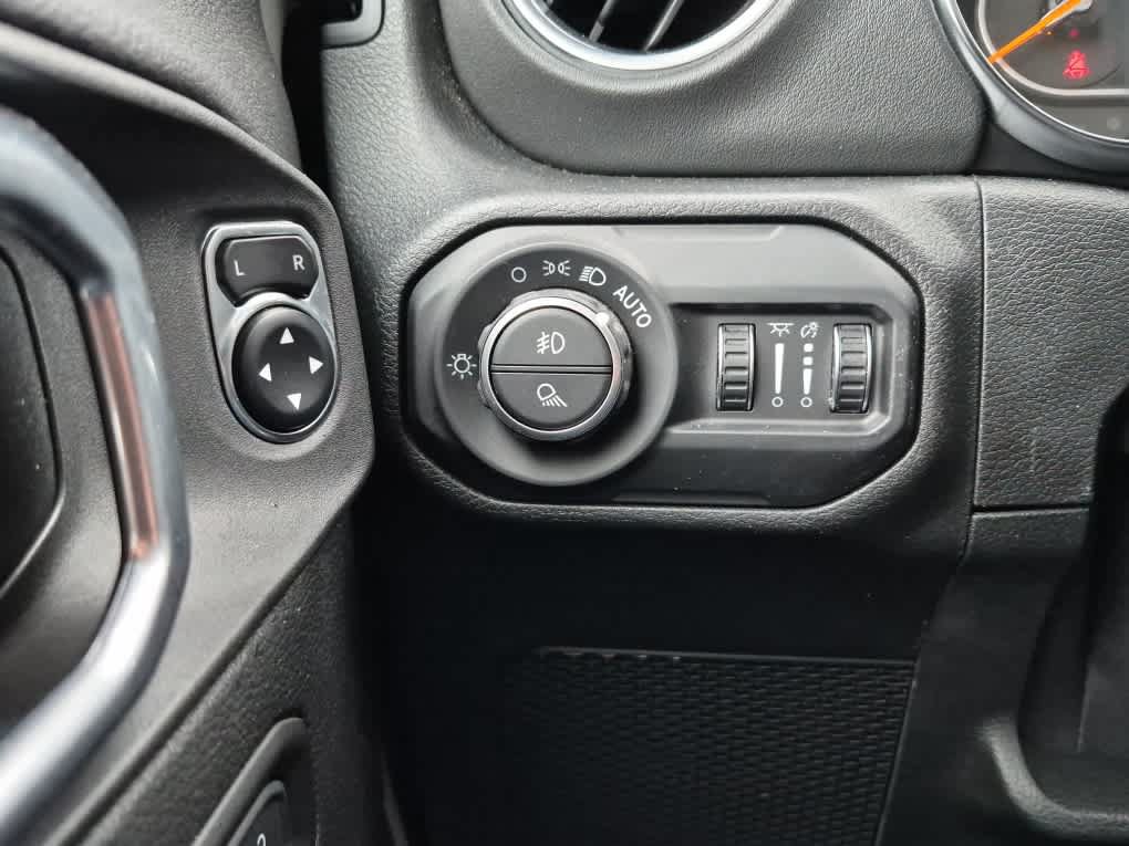 Used 2021 Jeep Gladiator Overland AWD/4WD image 19