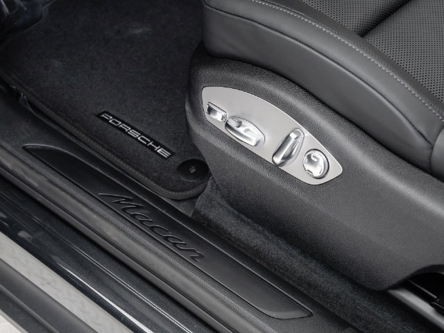 Certified 2026 Porsche Macan AWD/4WD image 11
