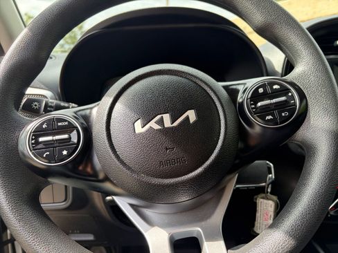 Used 2025 Kia Soul LX w/ LX Technology Package FWD image 25
