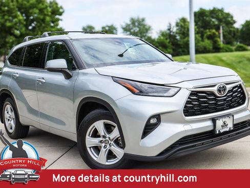 Used 2022 Toyota Highlander LE AWD/4WD image 1