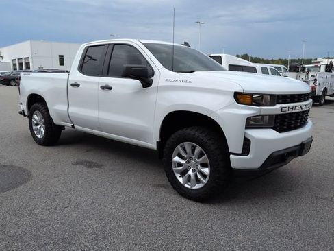 Used 2019 Chevrolet Silverado 1500 Custom w/ Custom Convenience Package AWD/4WD image 2