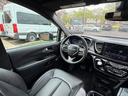 Used 2025 Chrysler Pacifica Select FWD image 12