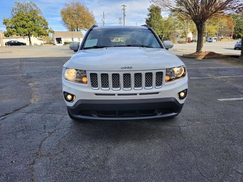 Used 2017 Jeep Compass Latitude image 3