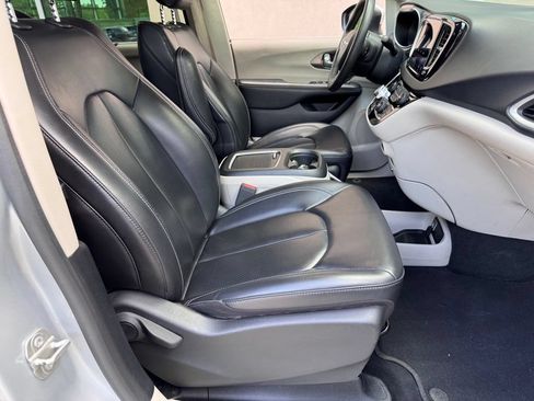 Used 2023 Chrysler Pacifica Touring-L FWD image 16