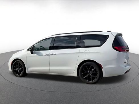 Used 2025 Chrysler Pacifica Limited image 10
