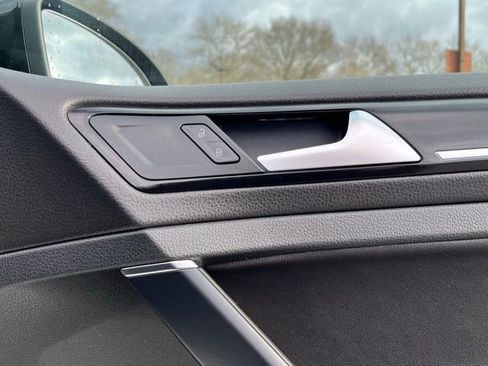 Used 2019 Volkswagen Golf R 4-Door image 25