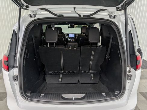 Used 2025 Chrysler Pacifica Select image 25