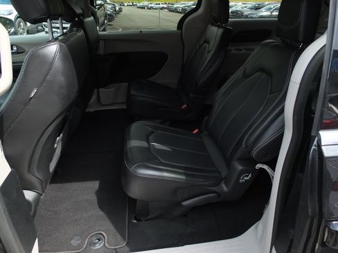 Used 2023 Chrysler Pacifica Touring-L FWD image 12