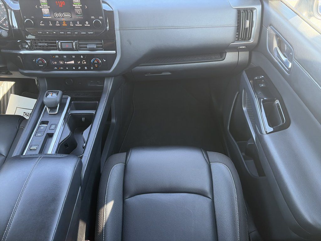 Used 2025 Nissan Pathfinder SL FWD image 17