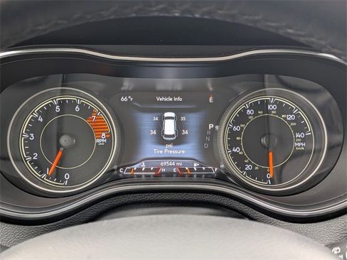 Used 2019 Jeep Cherokee Limited w/ Technology Group image 12