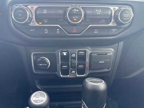 Used 2021 Jeep Gladiator Sport image 22
