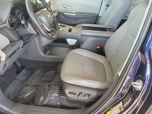 Used 2023 Toyota Sienna XLE image 10
