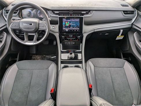 New 2025 Jeep Grand Cherokee Altitude image 27