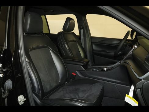 Used 2024 Jeep Grand Cherokee L Altitude AWD/4WD image 30
