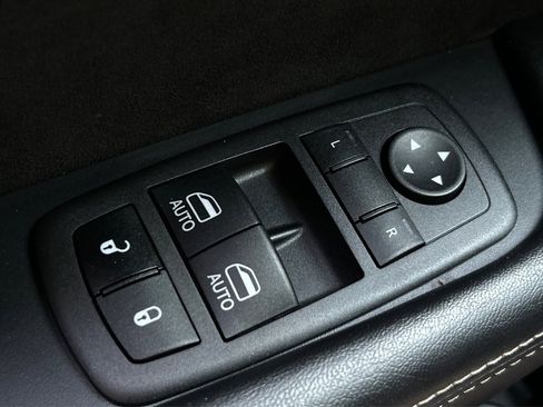 Used 2015 Dodge Challenger R/T RWD image 39