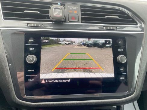 Used 2023 Volkswagen Tiguan SE w/ Panoramic Sunroof Package image 14
