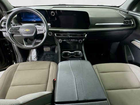 Used 2025 Chevrolet Traverse LT image 17