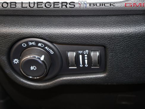 Used 2025 Chrysler Pacifica Limited image 26