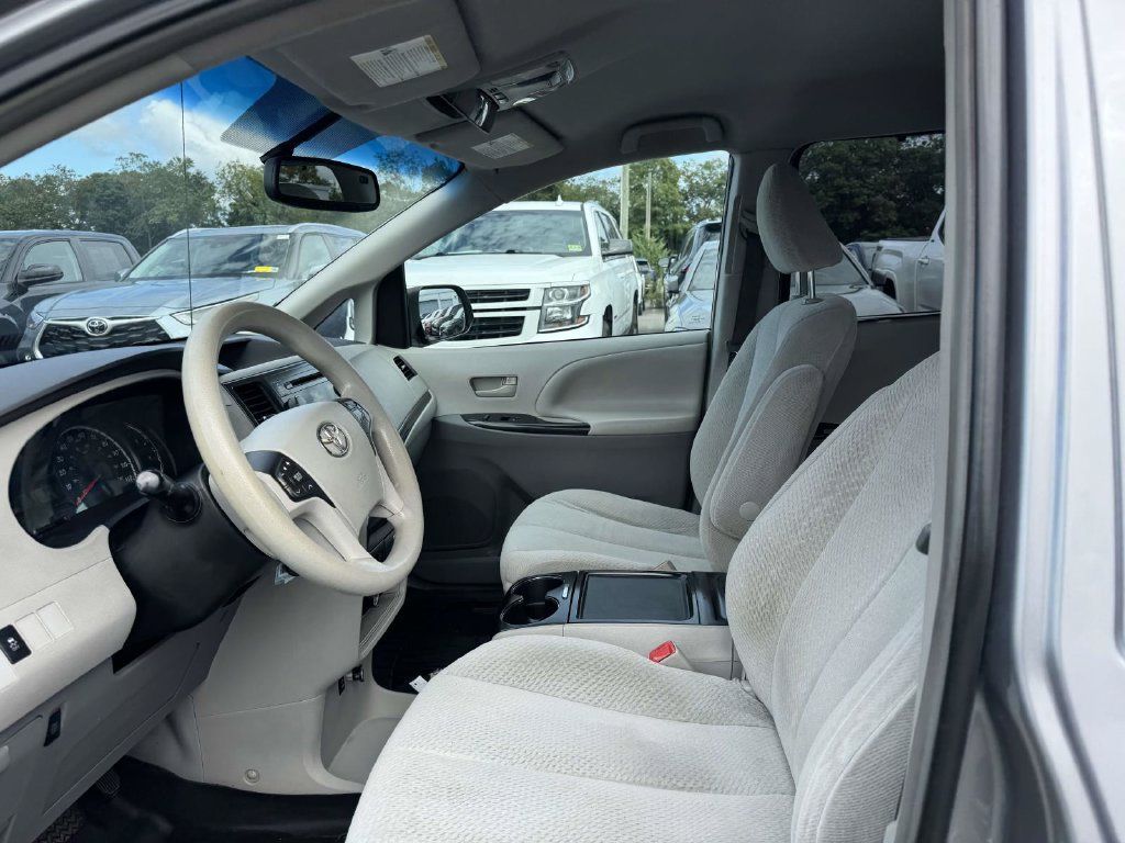 Used 2012 Toyota Sienna LE FWD image 17
