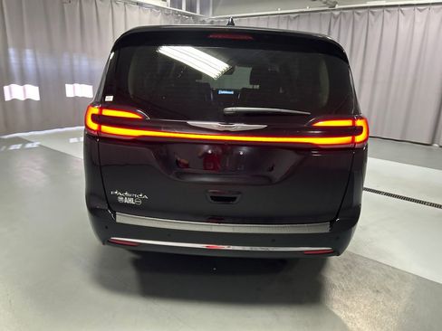 Used 2024 Chrysler Pacifica Touring-L image 6