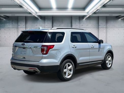 Used 2017 Ford Explorer XLT w/ Equipment Group 202A AWD/4WD image 5