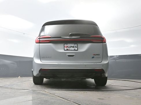 Used 2023 Chrysler Pacifica Touring-L image 31