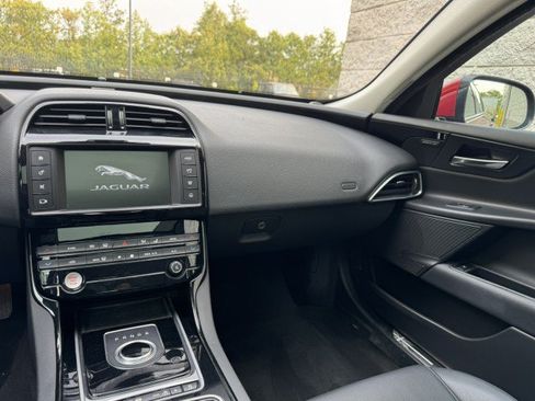 Used 2018 Jaguar XE Premium AWD/4WD image 32
