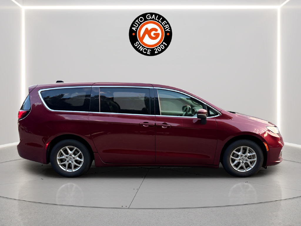 Used 2023 Chrysler Pacifica Touring-L FWD image 8